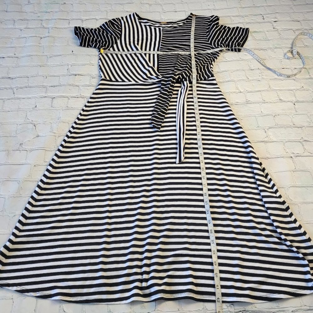 ✅ Tahari modal fit and flare black white stripe side tie midi dress size S